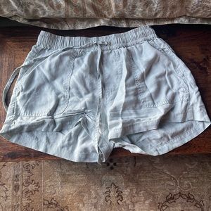 Southern Shirt Women’s pull-on pocket shorts.  EUC, Large